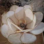 Lampe à poser Nénuphar, La Classique, 16 pétales en rotin et broderie anglaise blanche