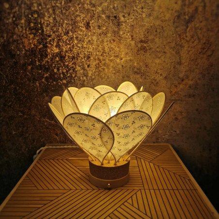 Lampe à poser Nénuphar, La Classique, 16 pétales en rotin et broderie anglaise blanche