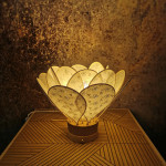 Lampe à poser Nénuphar, La Classique, 16 pétales en rotin et broderie anglaise blanche