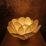 Lampe à poser Nénuphar, La Classique, 16 pétales en rotin et broderie anglaise blanche