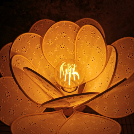 Lampe à poser Nénuphar, La Classique, 16 pétales en rotin et broderie anglaise blanche