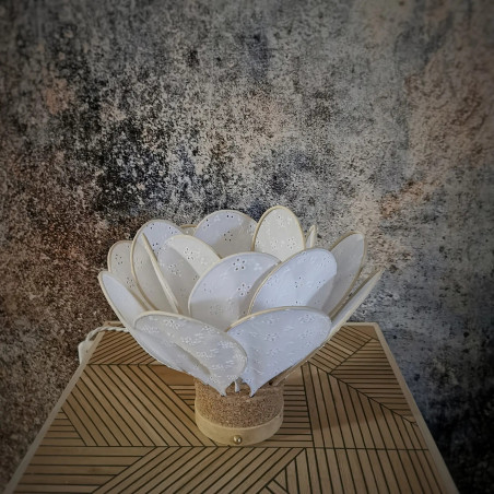 Lampe à poser Nénuphar, La Classique, 16 pétales en rotin et broderie anglaise blanche
