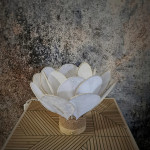 Lampe à poser Nénuphar, La Classique, 16 pétales en rotin et broderie anglaise blanche
