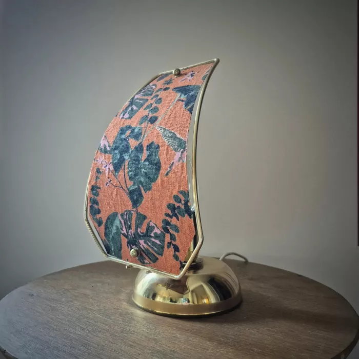 Lampe à poser pied vintage et panneau en lin fleuri