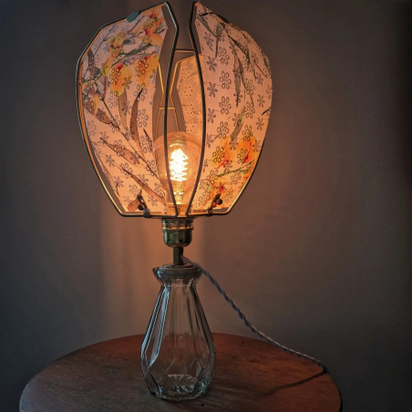 Lampe à poser, pied en verre et abat-jour fleurs et oiseaux