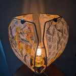 Lampe à poser, pied en verre et abat-jour fleurs et oiseaux
