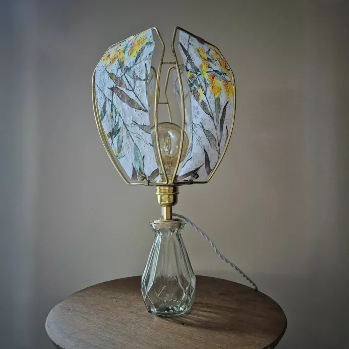 Lampe à poser, pied en verre et abat-jour fleurs et oiseaux