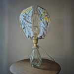 Lampe à poser, pied en verre et abat-jour fleurs et oiseaux