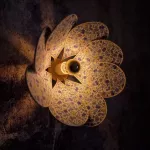 Applique murale Nymphéa, 8 pétales en rotin et tissu fleuri