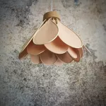 Suspension Nénuphar, 16 pétales en rotin et lin vieux rose
