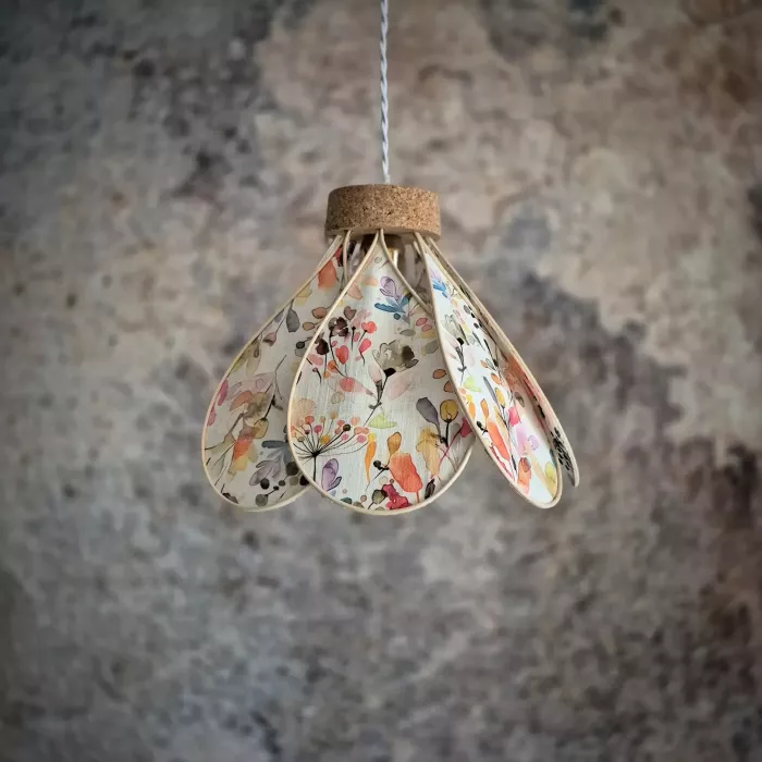 Suspension, baladeuse fleur Nymphéa, 8 pétales en rotin et tissu fleuri
