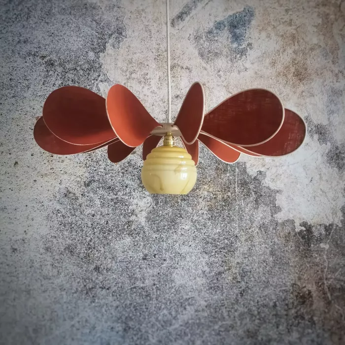Suspension Hélice, 12 pétales en rotin et lin terracotta et globe vintage