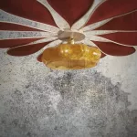 Suspension fleur, 12 pétales en rotin et lin terracotta et globe vintage