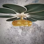 Suspension Pâquerette, La Petite, 12 pétales en rotin et lin vert sapin et globe vintage en verre de Clichy ambré
