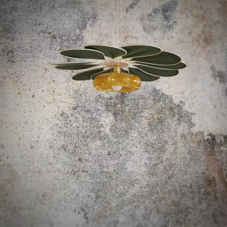 Suspension Pâquerette, La Petite, 12 pétales en rotin et lin vert sapin et globe vintage en verre de Clichy ambré