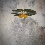Suspension Pâquerette, La Petite, 12 pétales en rotin et lin vert sapin et globe vintage en verre de Clichy ambré