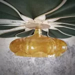 Suspension Pâquerette, La Petite, 12 pétales en rotin et lin vert sapin et globe vintage en verre de Clichy ambré