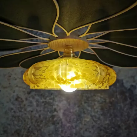 Suspension Pâquerette, La Petite, 12 pétales en rotin et lin vert sapin et globe vintage en verre de Clichy ambré