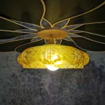 Suspension Pâquerette, La Petite, 12 pétales en rotin et lin vert sapin et globe vintage en verre de Clichy ambré