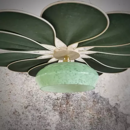 Suspension fleur, Pâquerette, 12 pétales en rotin et lin vert sapin et globe vintage en verre de Clichy vert