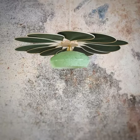 Suspension fleur, Pâquerette, 12 pétales en rotin et lin vert sapin et globe vintage en verre de Clichy vert