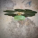 Suspension fleur, modèle Pâquerette, 12 pétales en rotin et lin vert sapin et globe vintage en verre de Clichy verre