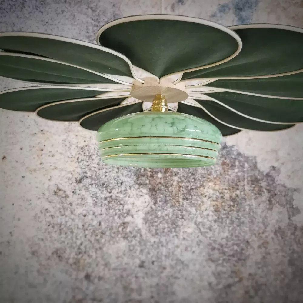 Suspension fleur, modèle Pâquerette, 12 pétales en rotin et lin vert sapin et globe vintage en verre de Clichy verre