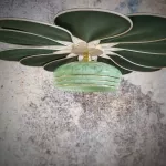 Suspension fleur, modèle Pâquerette, 12 pétales en rotin et lin vert sapin et globe vintage en verre de Clichy verre