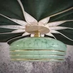 Suspension fleur, modèle Pâquerette, 12 pétales en rotin et lin vert sapin et globe vintage en verre de Clichy verre