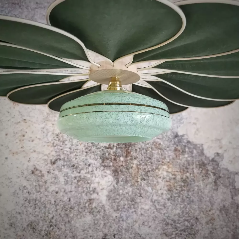 Suspension fleur Pâquerette, 12 pétales en rotin et lin vert sapin et globe vintage en verre de Clichy vert
