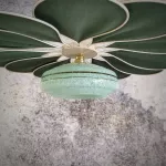 Suspension fleur Pâquerette, 12 pétales en rotin et lin vert sapin et globe vintage en verre de Clichy vert
