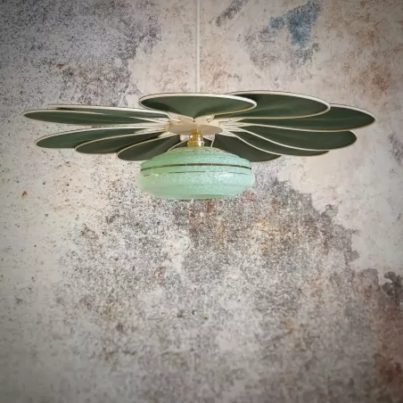Suspension fleur Pâquerette, 12 pétales en rotin et lin vert sapin et globe vintage en verre de Clichy vert