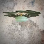 Suspension fleur Pâquerette, 12 pétales en rotin et lin vert sapin et globe vintage en verre de Clichy vert