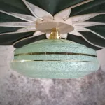 Suspension fleur Pâquerette, 12 pétales en rotin et lin vert sapin et globe vintage en verre de Clichy vert