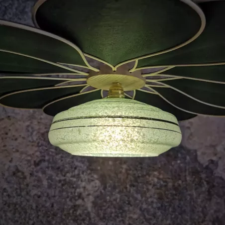 Suspension fleur Pâquerette, 12 pétales en rotin et lin vert sapin et globe vintage en verre de Clichy vert