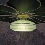 Suspension fleur Pâquerette, 12 pétales en rotin et lin vert sapin et globe vintage en verre de Clichy vert