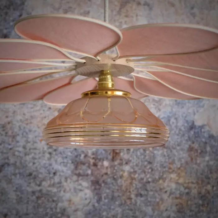 Suspension fleur, Pâquerette, 12 pétales en rotin et lin blush, globe vintage rosé