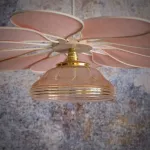 Suspension fleur, Pâquerette, 12 pétales en rotin et lin blush, globe vintage rosé
