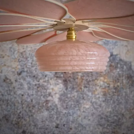 Suspension fleur, Pâquerette, 12 pétales en rotin et lin blush, globe vintage en verre de Clichy rose