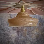 Suspension fleur Pâquerette, 12 pétales en rotin et lin blush, globe vintage en verre de clichy