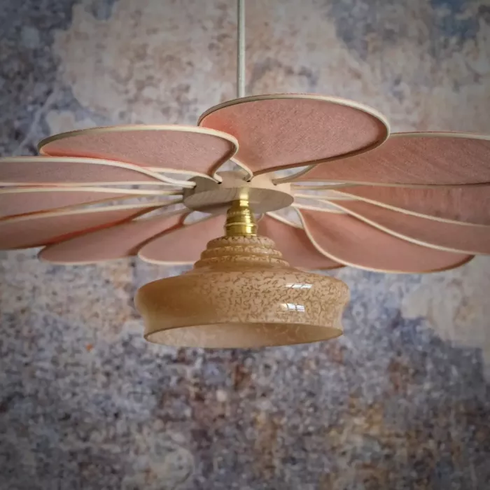 Suspension fleur Pâquerette, 12 pétales en rotin et lin blush, globe vintage en verre de clichy