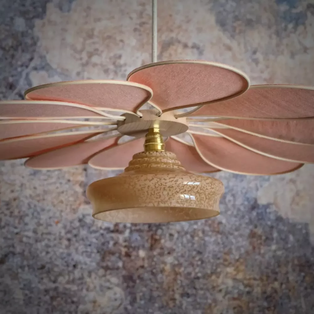 Suspension fleur Pâquerette, 12 pétales en rotin et lin blush, globe vintage en verre de clichy