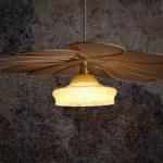 Suspension fleur Pâquerette, 12 pétales en rotin et lin blush, globe vintage en verre de clichy