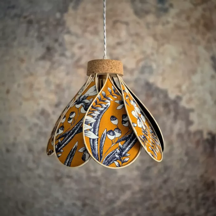 Suspension fleur Nymphéa, 8 pétales en rotin et tissu fleuri orange, bleu et blanc