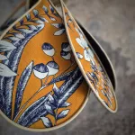 Suspension fleur Nymphéa, 8 pétales en rotin et tissu fleuri orange, bleu et blanc