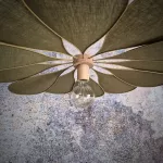Suspension fleur, Orphéa, 12 pétales en métal et lin vert mousse