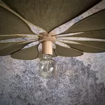 Suspension fleur, Orphéa, 12 pétales en métal et lin vert mousse