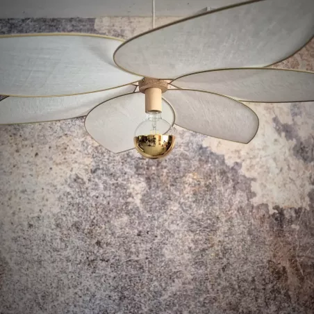 Suspension fleur XXL, modèle Frida, 6 pétales, structure en métal doré et lin blanc, pour une déco fleurie et bohème