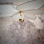 Suspension fleur XXL, modèle Frida, 6 pétales, structure en métal doré et lin blanc, pour une déco fleurie et bohème