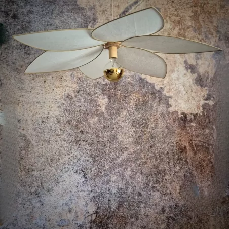 Suspension fleur XXL, modèle Frida, 6 pétales, structure en métal doré et lin blanc, pour une déco fleurie et bohème